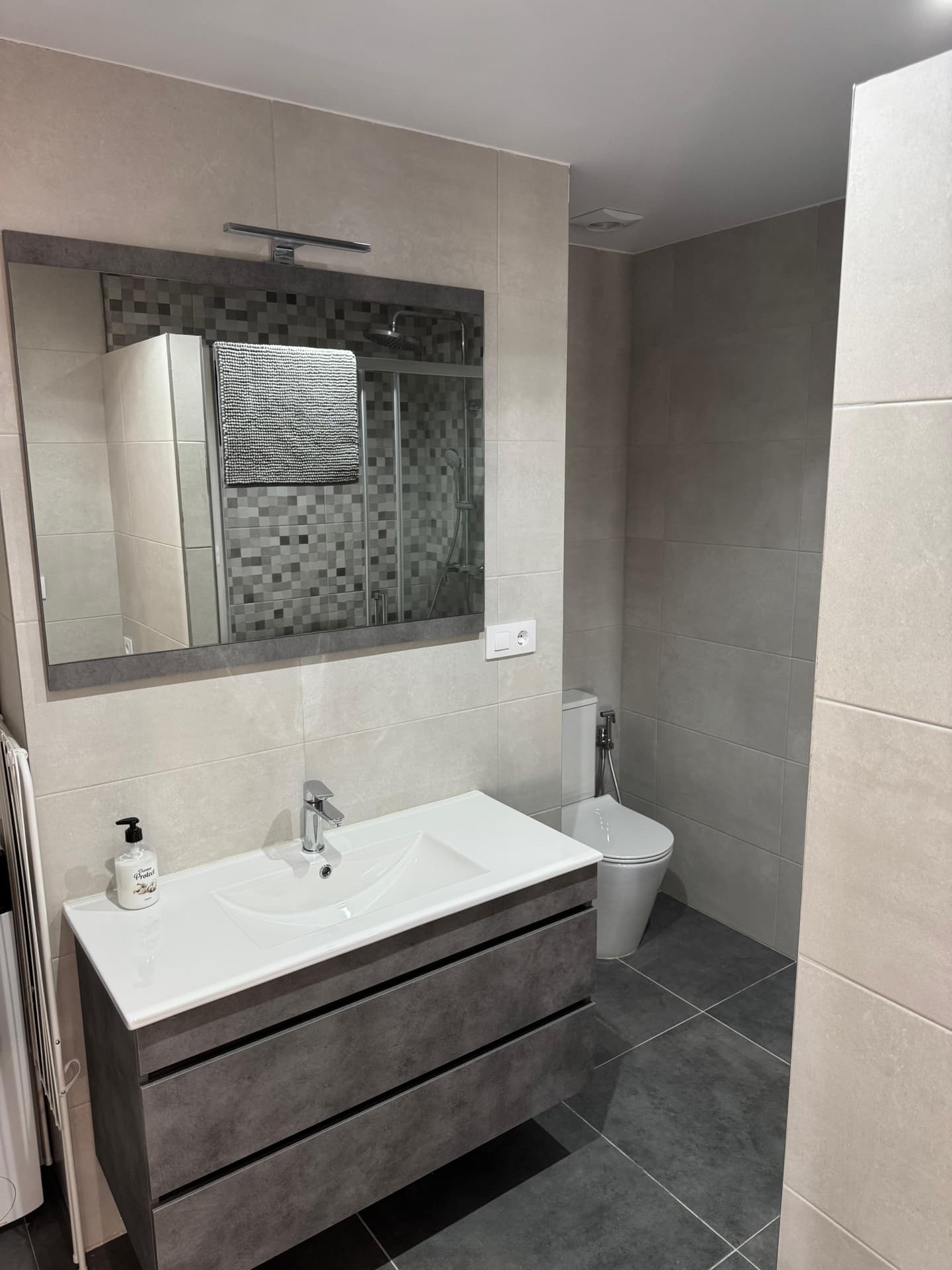 Baño — detalle del lavabo y espejo