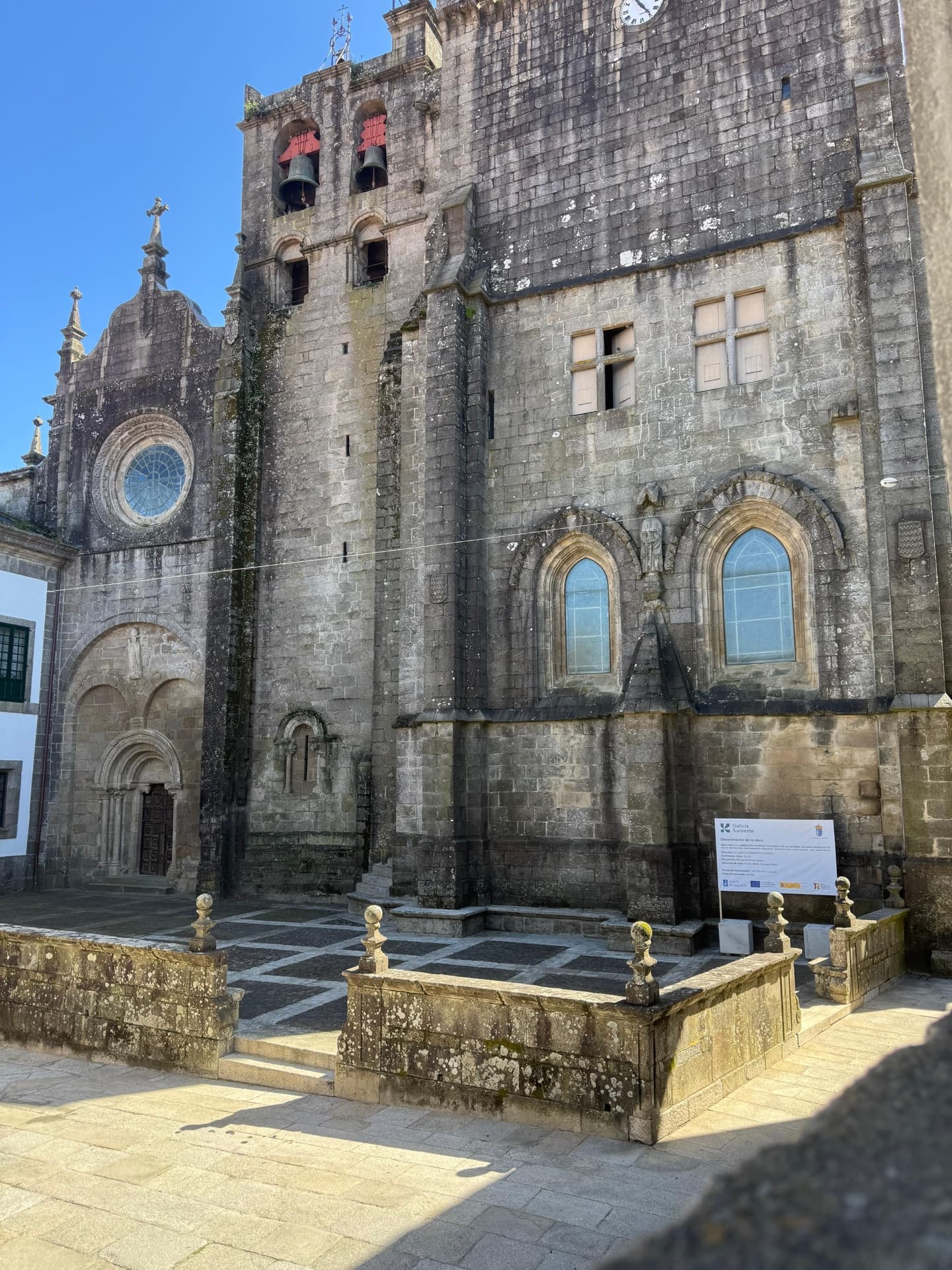 Catedral de Santa María de Tui — a 30 metros del apartamento