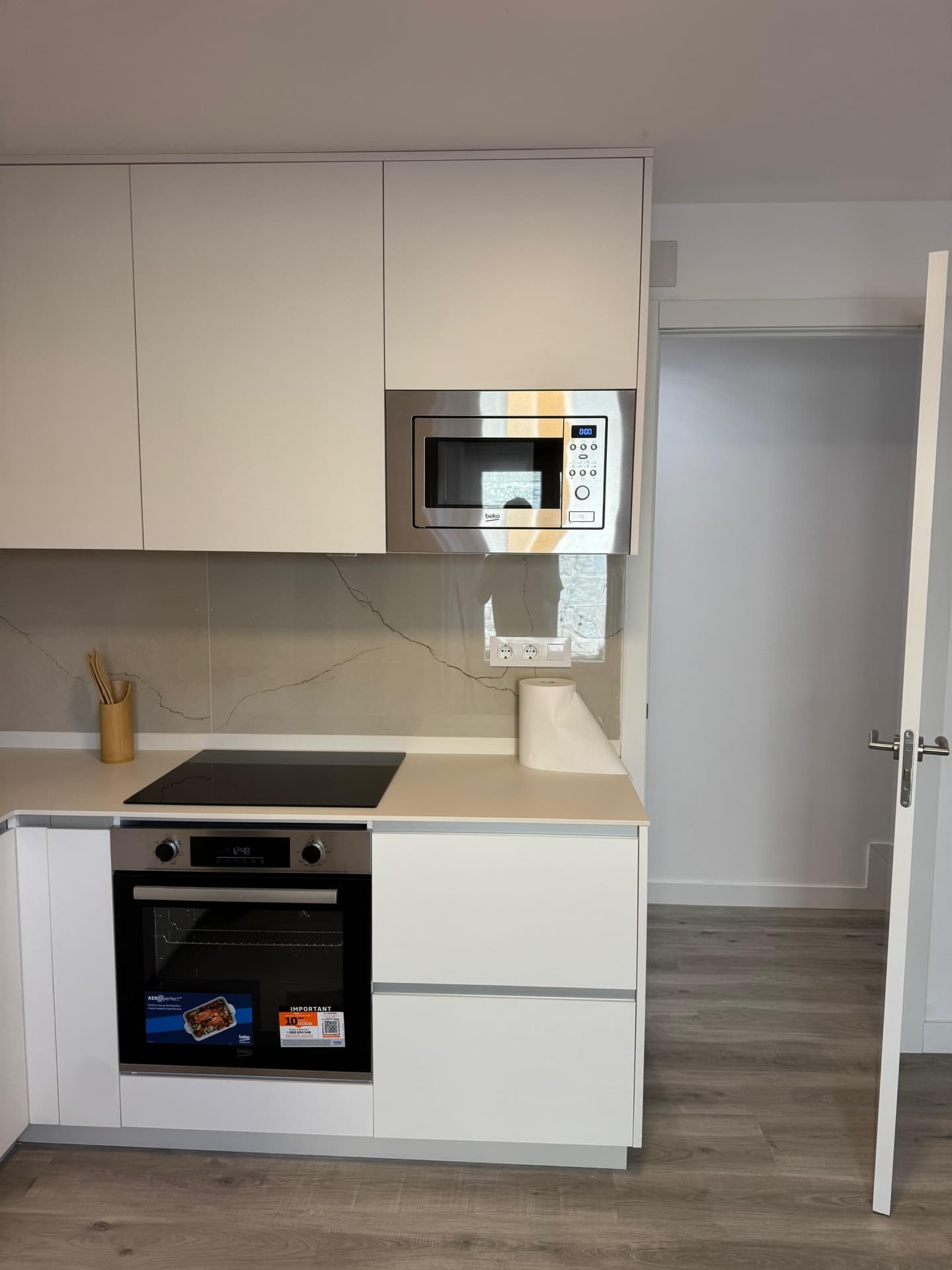 Cocina totalmente equipada con nevera, microondas y cafetera