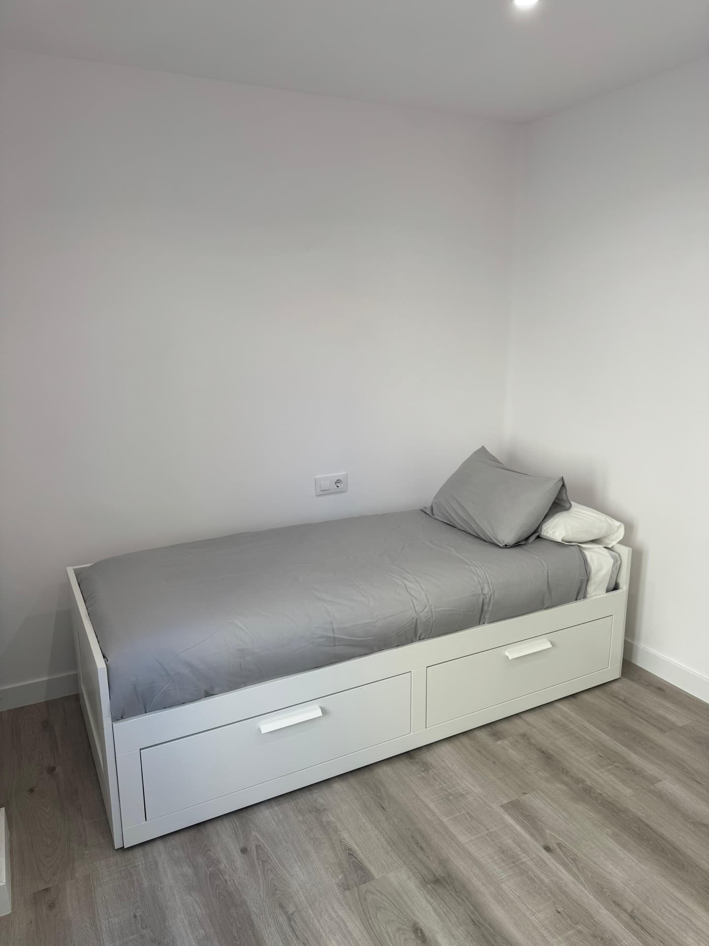 Dormitorio con dos camas individuales